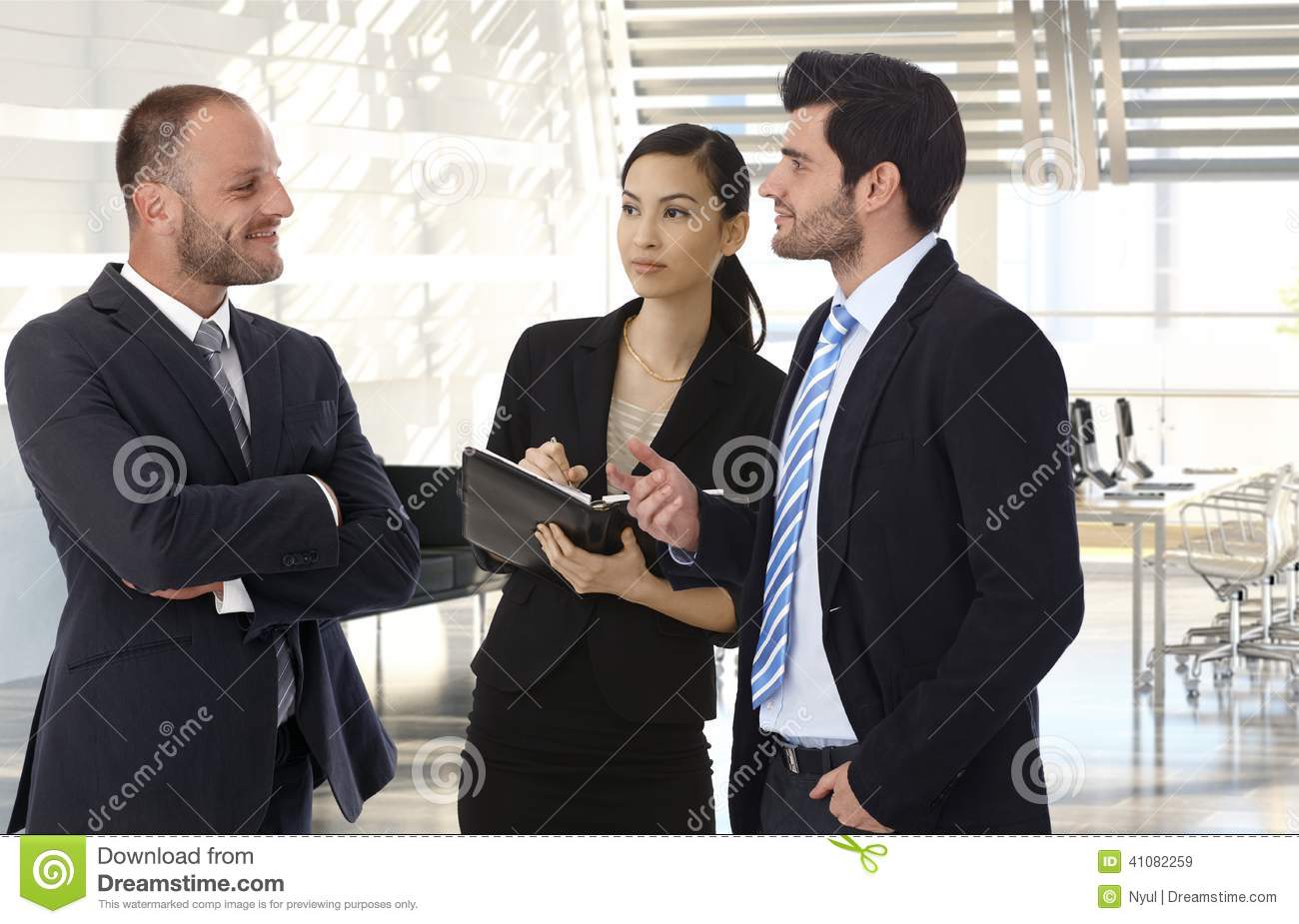 “ky com”大红酸枝抢手 老挝老房子跟着涨价(图1)