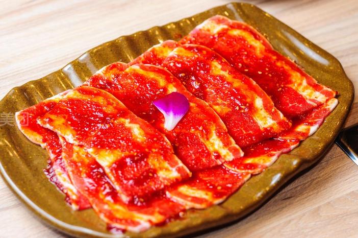 “ky com”原创 美食推荐：木耳炖鸡块，玉米炖猪手，回锅藕片，五彩饺子皮的做法(图1)